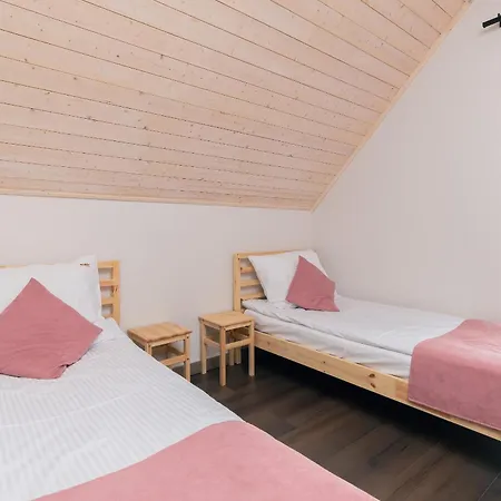 Piekny Koralowy W Lubkowie By Renters Apartment