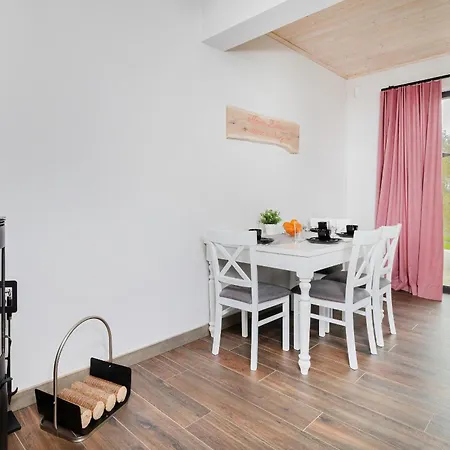 Piekny Koralowy W Lubkowie By Renters Apartment
