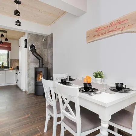 Piekny Koralowy W Lubkowie By Renters Prestige * Lubkowo